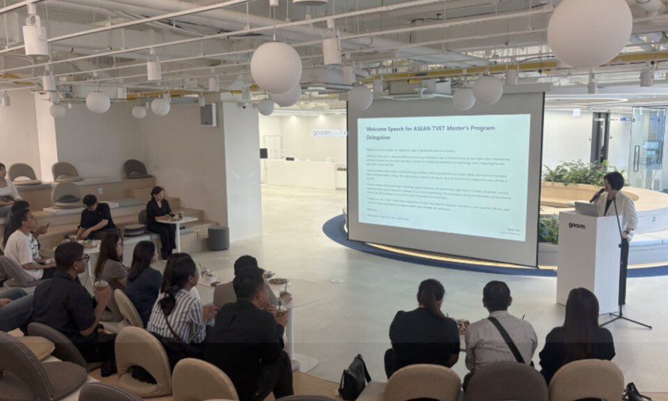 구름스퀘어에서 아세안(ASEAN) TVET 대표단을 대상으로 발표가 진행되고 있는 모습