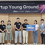 구름의 수도권ICT 인공지능 교육 수료생 '하이라이트' 팀이 2025 블레이버스 해커톤 최우수상 수상 후 기념사진을 찍고 있다.