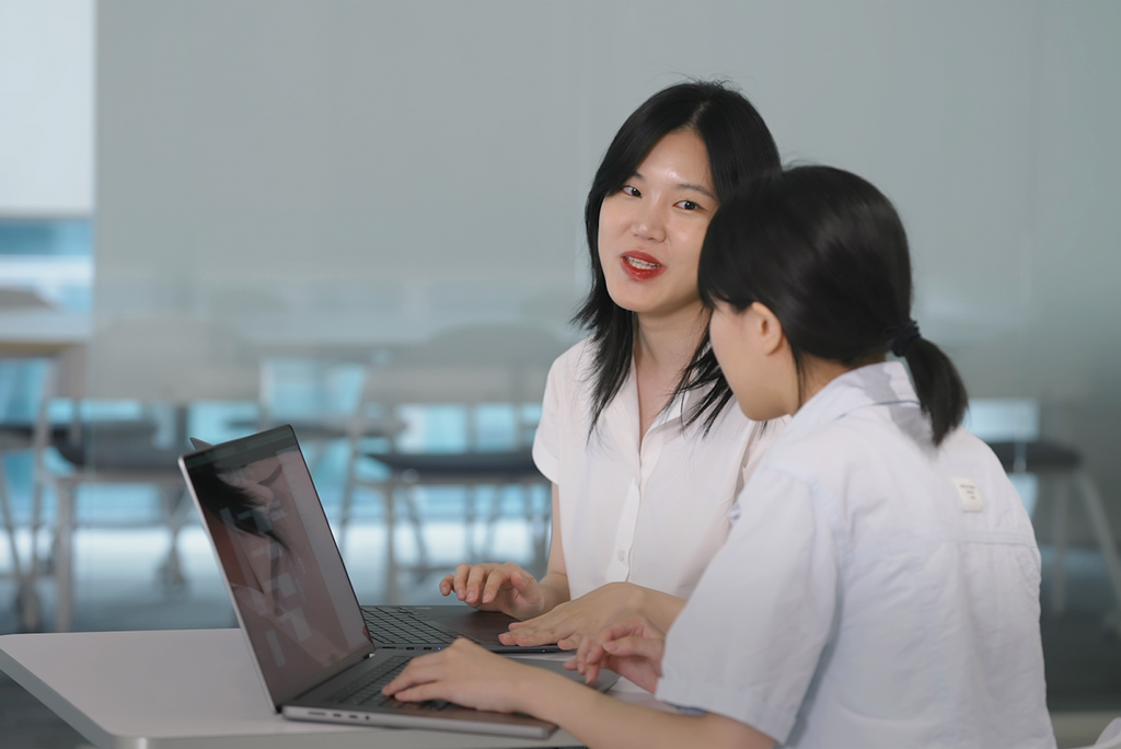 구름톤 딥다이브 PM 과정 수강생 오수린님이 동료와 함께 노트북을 보며 서비스 기획안을 논의하는 협업 모습