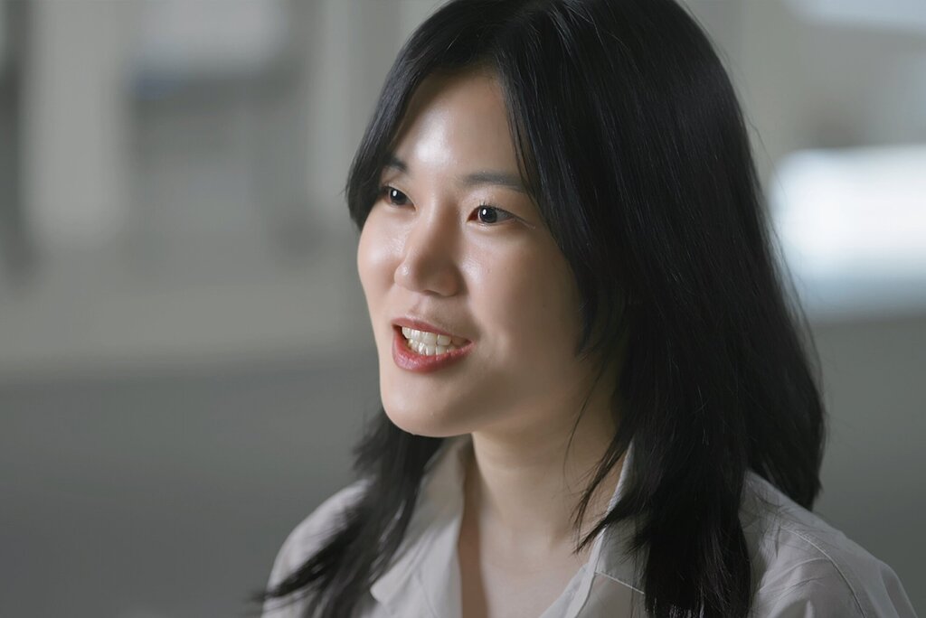 따뜻한 조명 아래서 편안하게 미소 지으며 자신이 찾은 성장의 방향성에 대해 이야기하는 수린님의 모습