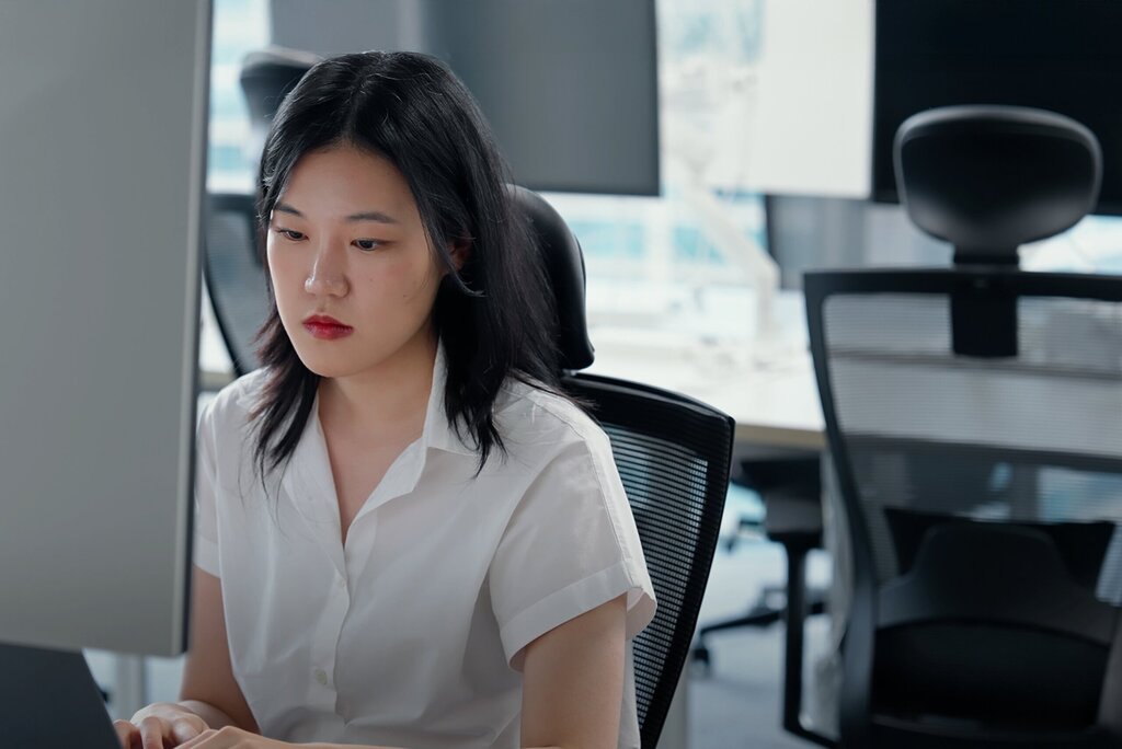 Text) 사무실 책상에 앉아 모니터 화면을 진지하게 응시하며 집중하고 있는 수린님의 모습