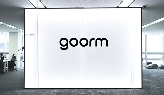 구름 판교 오피스 입구의 goorm 로고 벽면